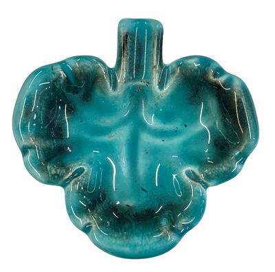 מאפרת קרמיקה קטנה בצורת עלה תלתן טורקיז תוצרת קדר משנות ה50-60. 9.5x9.5 ס"מ, חתומה, מדבקות מס קניה