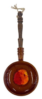 מחבת קרמיקה דקורטיבי עם ידית עץ תוצרת איתן ושלמה - יפו. אורך 49 ס"מ, קוטר הקערה 19 ס"מ, חתום