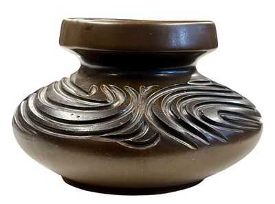 אגרטל קרמיקה ישראלי בעיצוב מיוחד תוצרת קרנת. גובה 12 ס"מ, קוטר 18 ס"מ, חתום, צ'יפים/קילופי צבע 