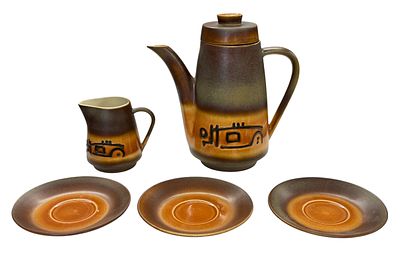 לוט קומקום מים, קומקום חלב ו3 תחתיות תוצרת פל קרמיק. גובה הקומקומים 10/22 ס"מ, קוטר התחתיות 