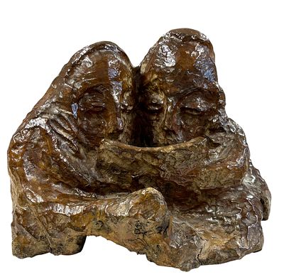 אורי רוט (1927-2008) - אב ובנו קוראים בתורה, פסל מגולף מעץ זית, חתום. גובה 22 ס"מ, מידות הבסיס 