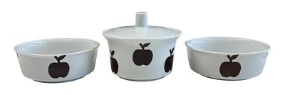 זוג קערות וצנצנת סוכר עשויים פורצלן תוצרת נעמן מסדרת התפוחים. קוטר הקערות 12 ס"מ, גובה הצנצנת 9 