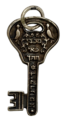 קמע בצורת מפתח עשוי כסף 800, אורך 55 מ"מ, משקל 18 גרם, חתום/כסף נבדק