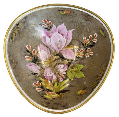 קערת פורצלן תוצרת Rosenthal גרמניה עם ציורי פרחים בעבודת יד, תקופת אמצע המאה ה20. קוטר 15.5 ס"מ 