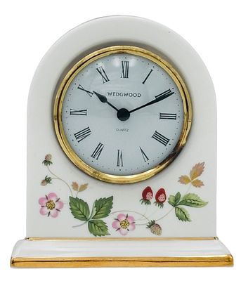 שעון קוורץ מודרני עשוי פורצלן תוצרת WedgWood אנגליה, 12x10.5 ס"מ, לא נבדק תקינות, נתון בקופסה 