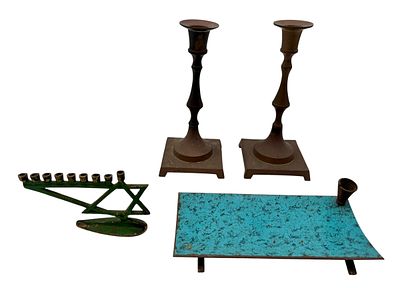 לוט ישראליאנה משנות ה50-60 כולל זוג פמוטים, חנוכיית ילדים ומחזיק לעט. גובה הפמוטים 17 ס"מ