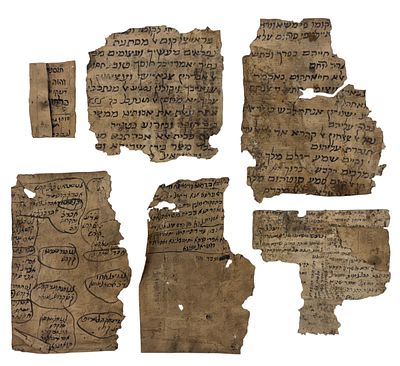 6 כתבי יד עתיקים עם בכתב תימני קדום. כתוב משני הצדדים. מידות הגדול 13.5x11 ס"מ