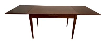 שולחן אוכל דניש מתקופת אמצע המאה 20 עשוי עץ Rosewood ועם 2 פלטות בצדדים להרחבת השולחן. גובה 74 