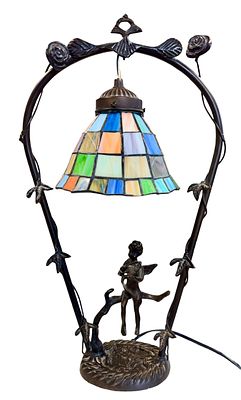 מנורה רטרו בסגנון Tiffany עשויה מתכת בעיצוב מלאך פוטי יושב על ענף ומנגן בכינור ואהיל עשוי 
