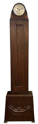 שעון סבתא (Grandmother clock) אדוארדי אנגלי עשוי עץ מהגוני מתקופת המחצית הראשונה של המאה ה20. 