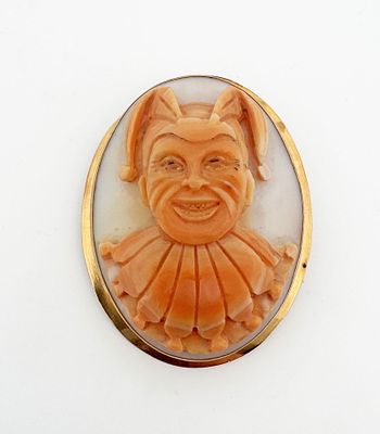 18k Jester Cameo Pendant/Brooch. 18k yellow gold, carved jester or clown 
13.4g 
43.5 x 33.7mm