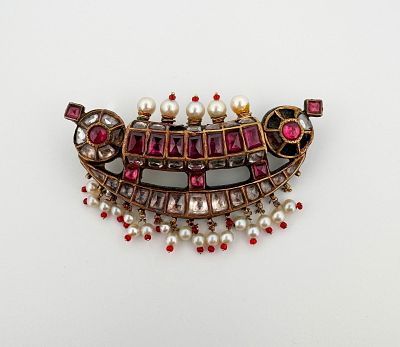 14k Indian Sapphire, Ruby Brooch. 14k yellow gold Indian brooch, the front with table cut rubies 