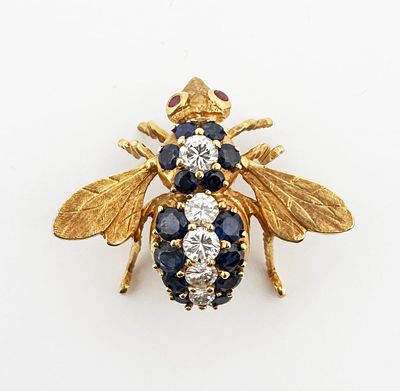 18k Diamond & Sapphire Bee Brooch. 18k yellow gold 
9.7g 
32.8mm 
Largest diamond: 3.9mm