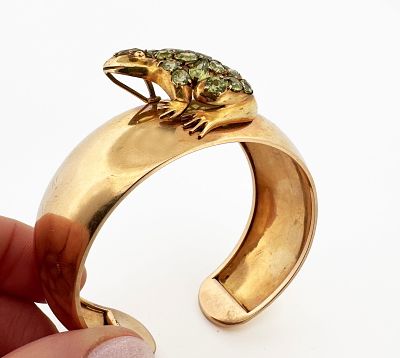 18k Frog Peridot Cuff Bracelet. 18k yellow gold 
55.9g 
Frog: 30mm 
Widest cuff opening: 60mm