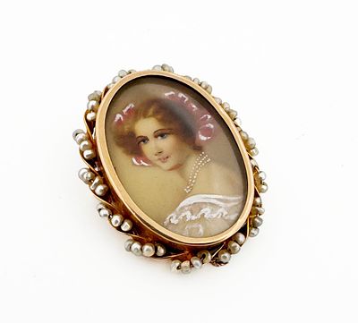 14k Pearl Portrait Pendant/Brooch. 14k yellow gold 
5.3g 
30.2mm length