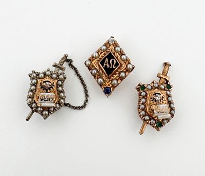 Three Masonic Pins. 14k and 10k gold 
11g 
longest: 17.37mm