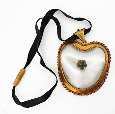 14k Mother of Pearl & Emerald Necklace. 14k yellow gold 
15.8g 
52mm 
Emerald: 4mm