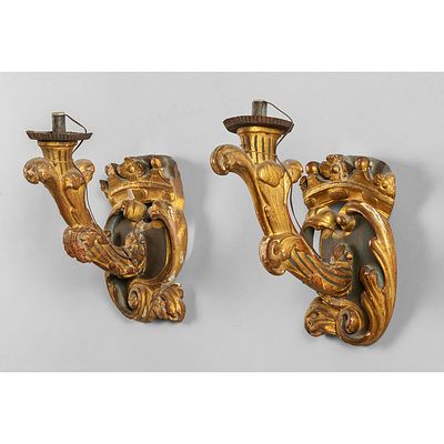 OGGETTISTICA - Coppia di bracci Luigi XIV in legno laccato intagliato e dorato sostegni a scudo 