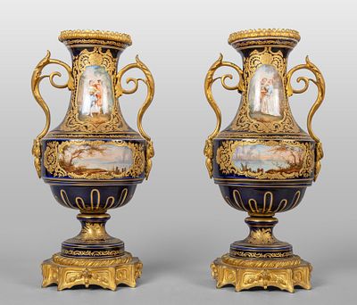 OGGETTISTICA - Coppia di vasi in porcellana blu e bronzo dorato decorati con paesaggi Francia 