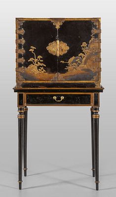 MOBILE - Stipo in legno laccato nero e oro con ricca decorazione in bronzi dorati all'interno 