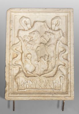 OGGETTISTICA - Stemma in marmo scolpito raffigurante due fiere d.to.1683 cm. 43x60