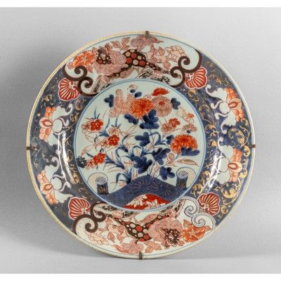 OGGETTISTICA - Grande piatto fondo in porcellana Imari fine sec. XVIII diam.cm.37 restauri