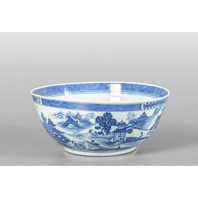 OGGETTISTICA - Grande coppa in porcellana decorata in blu a paesaggio su fondo bianco Cina sec.XIX 