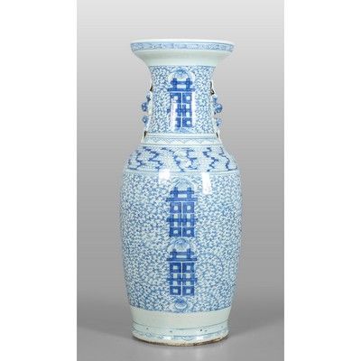 OGGETTISTICA - Vaso in porcellana bianco e blu con decoro a racemi vegetali e ideogramma (doppia 