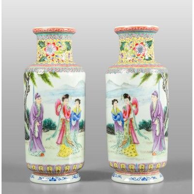 OGGETTISTICA - Coppia di vasi in porcellana di Cina decorati a personaggi sec. XX h. cm.25