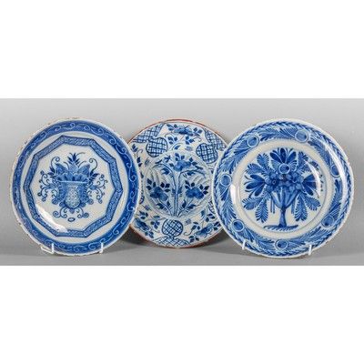 OGGETTISTICA - Tre piatti in ceramica a decorazione blu su fondo bianco sec.XIX