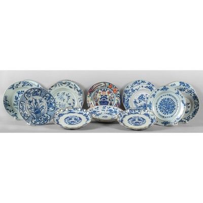 OGGETTISTICA - Quattordici piatti in porcellana di Cina di varie forme e misure sec.XIX (difetti)