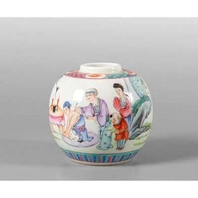 OGGETTISTICA - Vaso a boccia in porcellana policroma a decoro di offerte in un giardino Cina fine 