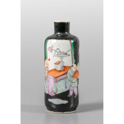 OGGETTISTICA - Snuff bottle in porcellana famiglia Nera decorata con giochi di bambini Cina 