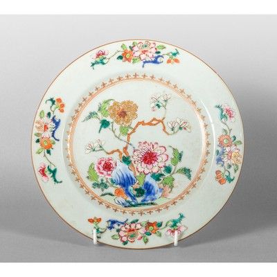 OGGETTISTICA - Piatto in porcellana decorato in policromia a fiori su fondo bianco Cina sec.XVIII 