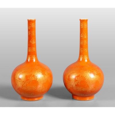 OGGETTISTICA - Coppia di vasi in porcellana a fondo arancio decorati in oro con fenici tra le 
