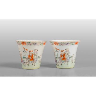 OGGETTISTICA - Coppia di tazzine famiglia Rosa decorate con personaggi marcate alla base Cina h.cm.6 5