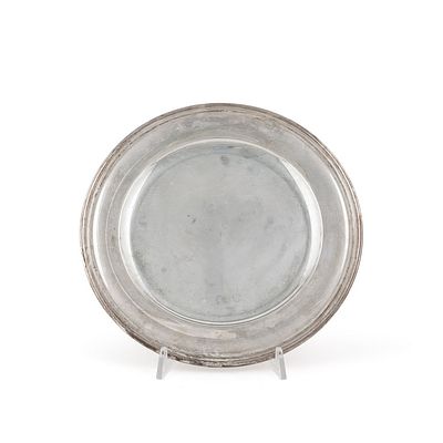 OGGETTISTICA - Piatto piano tondo liscio in argento. Diametro 27 5 cm. Peso 407 g.