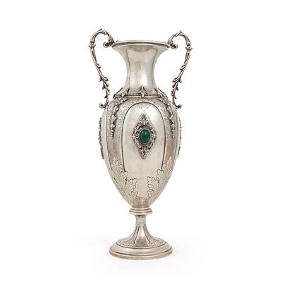 OGGETTISTICA - Vaso alto in argento 800 a due manici con incastonata una pietra dura di color 