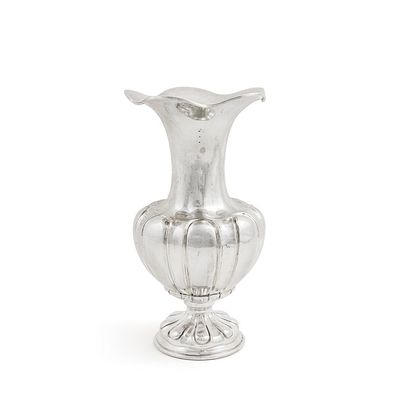 OGGETTISTICA - CODEVILLA Vaso in argento 800 ad imboccatura larga a fiore. Dimensione 30 x 18 cm 