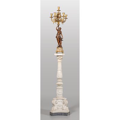 Colonne en marbre blanc finement sculpt&eacute;e sur laquelle repose une figure f&eacute;minine en bronze du 