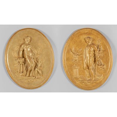 Sc&egrave;nes mythologiques paire de bas-reliefs en pl&acirc;tre dor&eacute; de forme ovale XXe si&egrave;cle82 x 64 cm