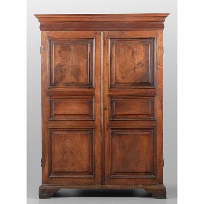 Armoire Louis XIV en noyer, portes et c&ocirc;t&eacute;s &agrave; panneaux, G&ecirc;nes, XVIIIe si&egrave;cle134 x 54 cm, h. 205 cm