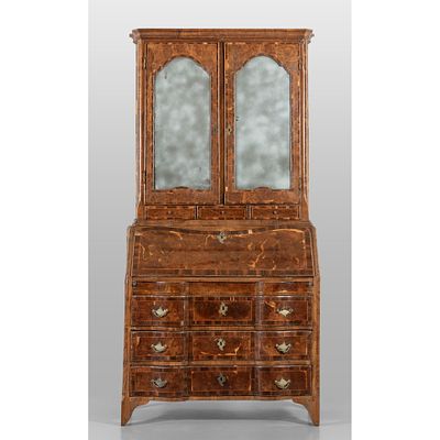 Commode &agrave; deux corps de style Louis XIV, de forme ondul&eacute;e, en noyer et ronce de noyer ; trois 