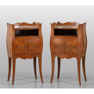 Paire de tables de chevet de style Louis XV &agrave; deux portes, plaqu&eacute;es en palissandre et orn&eacute;es du 