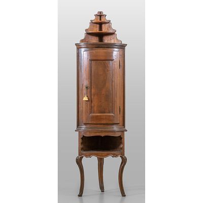 Armoire d'angle en noyer massif &agrave; une porte, avec compartiment sup&eacute;rieur ouvert Pi&eacute;mont, XVIIIe 