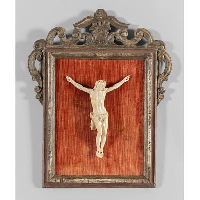 Christ crucifi&eacute; sculpture en ivoire sculpt&eacute; France, d&eacute;but du XVIIIe si&egrave;cle28 x 40 cm Accompagn&eacute; 