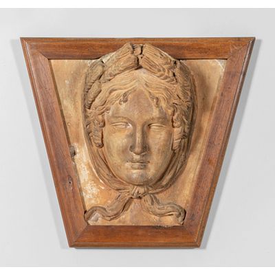 T&ecirc;te de femme avec une couronne de laurier, en terre cuite, XIXe si&egrave;cle48 x 36 cm, quelques 