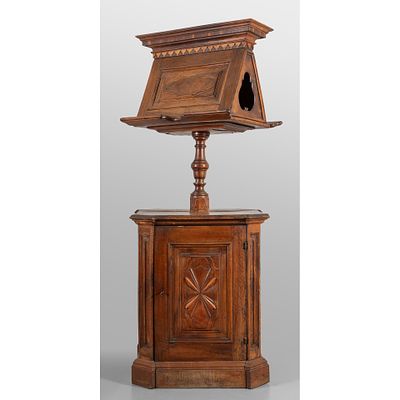 Grand pupitre de style Louis XIV en noyer, avec une porte &agrave; la base et des panneaux sculpt&eacute;s en 