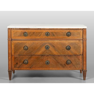 Commode Louis XVI &agrave; trois tiroirs, dont le tiroir sup&eacute;rieur s'ouvre pour former un bureau et 