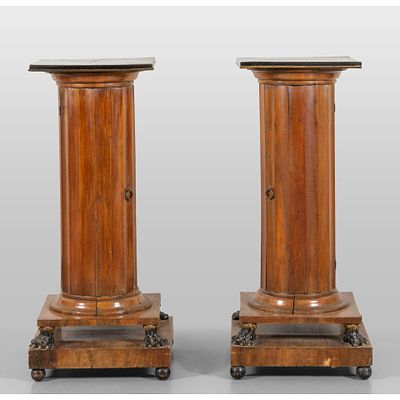 Paire de tables de chevet &agrave; colonne avec porte sur la fa&ccedil;ade, pieds en forme de pattes 